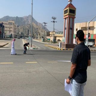 إستعدادًا لإنشاء دوار وسط المحافظة #بلدية_بارق والمرور يختبران انسيابية حركة السير