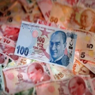الليرة التركية تتراجع لمستوى منخفض غير مسبوق مقابل الدولار