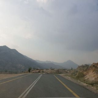 طريق #المجاردة ثلوث المنظر ينتهي بصخرة ومُطالبات بإستكمال المشروع