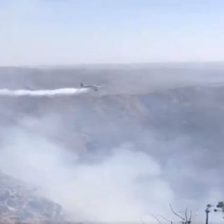 فيديو- طيران #أرامكو يُشارك في أعمال إخماد حريق جبل غُلامه في #تنومة