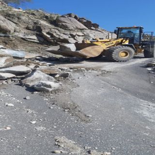 الصخور تُغلق طريق جبل أثرب و #بلدية_بارق تُعيد فتح الطريق