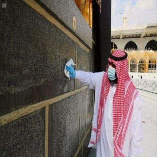 شاهد كيف يتم تُعقيم وتطيِّب الكعبة المشرفة ١٠ مرات يوميًا