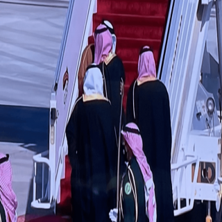 سمو ولي العهد السعودي يستقبل أمير قطر بـ"العناق"