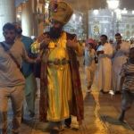 مكة - شرطة الحرم تلقي القبض على شخص يرتدي ملابس غريبة 