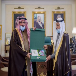 سمو الأمير فيصل بن مشعل يتسلم تقريراً عن حملة أرض القصيم خضراء في مرحلتها السادسة.