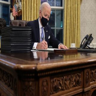الرئيس الأمريكي جو بايدن يوقع قرارات وأوامر تنفيذيه في اليوم الأول