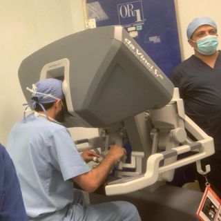 مستشفى عسير المركزي ينجح في إجراء عمليتين نوعيتين باستخدام " الروبوت "
