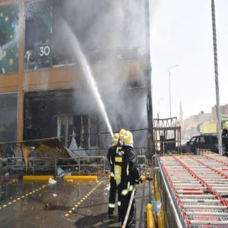 مدني #الرياض يخمد حريق مركز تجاري بحي العريجاء