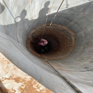 الدفاع المدني بوادي الدواسر يُنقذ مُقيمًا سقط في خزان أرضي تحت الإنشاء