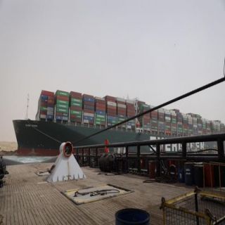 عروض دولية للمساعدة في تعويم سفينة الحاويات الجانحة بقناة السويس