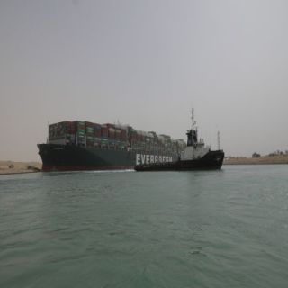 مصر تُعليق الملاحة بقناة السويس مؤقتًا