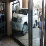 مقيم سوداني ذهب ليستقبل عائلته فصتدمت سيارته ببوابة القدوم بمطار الرياض