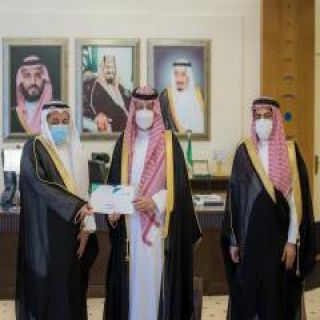 سمو نائب أمير القصيم يتسلم التقرير السنوي لأعمال فرع وزارة الموارد البشرية بالمنطقة