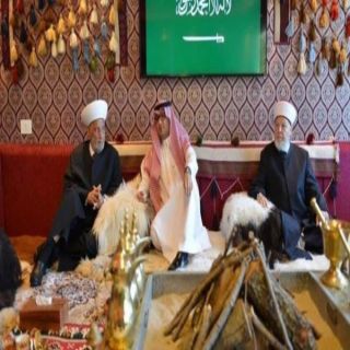 السفير السعودي في لبنان يستقبل الحشود الشعبية في خيمة عربية
