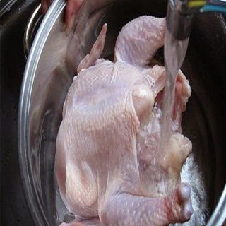 #هيئة_الغذاء_والدواء تُحذر من غسل الدجاج النيئ