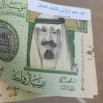 مجهول في جدة يضع ريالات على السيارت ويطلب الدعاء له