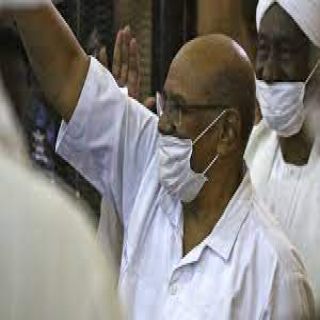 مُحامي عمر البشير يُطالب بتسريع نقله للمستشفى للإشتباه في إصابته بـ #كورونا