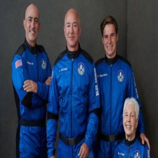 نجاح رحلة الملياردير جيف بيزوس إلى الفضاء على متن مركبته الخاصة