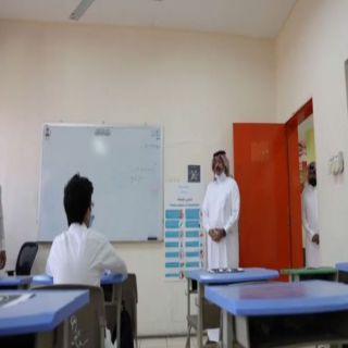 أمير عسير يتفاعل مع طالب يمني في زيارته لإحدى مدارس المنطقة