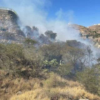 الدفاع المدني في أبها يُخمد حريق جبل العثربان