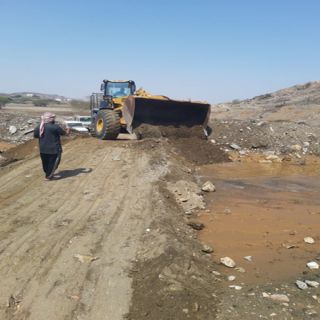 بلدية #بارق تُعيد فتح الطرق المتضررة من الأمطار بمركزي جمعة ربيعة وسيالة وسليم