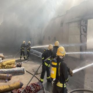 مدني الرياض يُسيطر على حريق مستودع لتخزين الفحم بحي الفيصلية