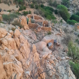 بالصور - وطنيات في زيارة لحصون وقلاع قمه جبل القرن بثربان غرب المجاردة