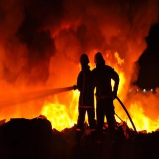 مدني تبوك يُخمد حريق أخشاب بأرض فضاء بحي البوادي