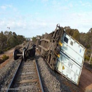 قطار في مصر يصطدم بشاحنة والقطار خرج عن مساره