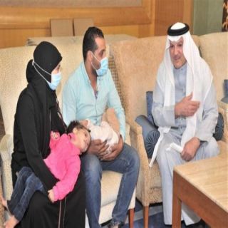 السفير السعودي في مصر يستقبل والدي السيامي“سلمى وسارة”
