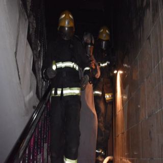 مدني تبوك ينقذ مقيمًا أحتجز بحريق عمارة سكنية