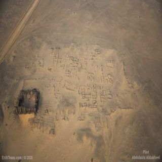 مصور يكتشف مدينة سعودية اثرية اغرقتها الرمال .. هذه قصتها
