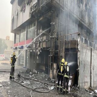 مدني #الرياض يُخمد حريقًا لعداد كهرباء بعمارة تجارية بحي الفيحاء
