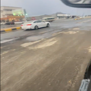 فيديو- الأمطار تكشف تموجات طريق وسط #بارق ومواطنون يتسألون من المسؤول