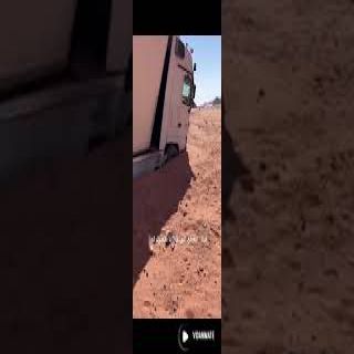 فيديو - فزعة شباب سعوديين تُنقذ قائد شاحة أردني علقت في الرمال