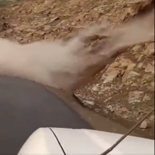 فيديو- مواطن يوثق لحظة إنيار صخري بعقبة  قدران في #محايل