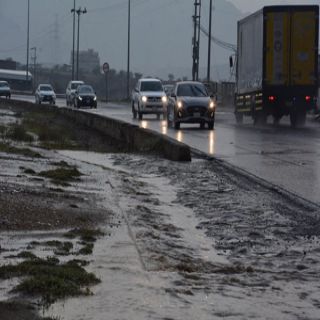 هطول أمطار متفرقة على مُحافظة بارق وأجزاء من مركز ثلوث المنظر