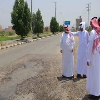 بعد وقوفه على الطريق..رئيس بلدية #بارق يوجه بمعالجة تشققات طريق الملك عبدالله