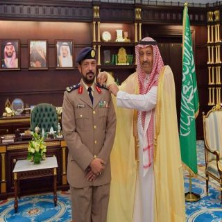 سمو أمير #الباحة يُقلد مُدير الدفاع المدني بامنطقة رتبتة الجديدة