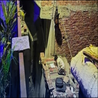 حقيقة صورة طفل يذاكر على ضوء عمود الإنارة ليست في مصر