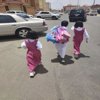 صورة طفل يحمل حقائب شقيقتيه على تويتر تنال إعاجب المُغردون