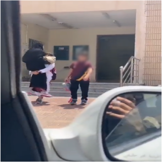 فيديو متداول طفل يحمل أخته الضريرة عند خروجها من #معهد_النور_للبنات