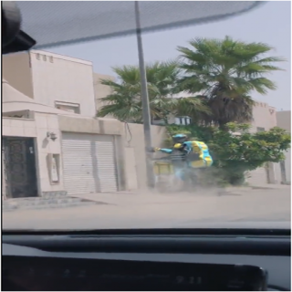 فيديو - خدمة توصيل البريد السعودي عبر "الرجل الطائر" لأول مرة في #الرياض