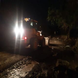 #بلدية_قنا تُعيد فتح عددًا من الطرق المتضررة جراء الأمطار