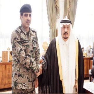 سمو أمير الرياض يُقلد مدير سجون المنطقة اللواء "العمري " رتبتة الجديدة