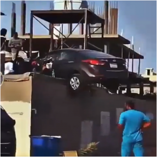فيديو - نجاة قائد مركبة استقرت فوق سوv إحد المنازل في #جدة