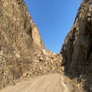 فيديو - إنهيار صخري يقطع الطريق بعقبة "امحلج" بمركز قنا
