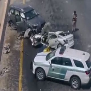 حادث سقوط مركبة من علو جسر على أخرى في الرياض والمرور يوضح