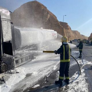 مدني الرياض يُباشر حادث إنقلاب صهريج وقود  بطريق القدية