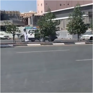 شاهد - رجل أمن يُساعد مُسن على عبور إحدى الشوارع في #الطائف